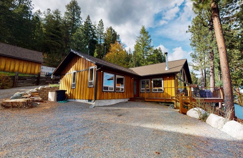 Joseph House | Wonderful home right on the lake with private dock, fireplace & washer/dryer