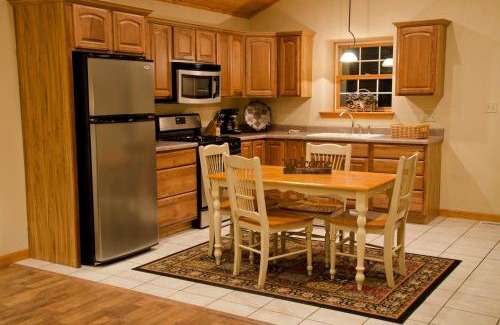 Carbondale House | Wonderful Lakefront Cabin with Hot-tub in Carbondale, Illinois