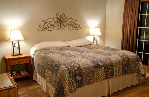 Carbondale House | Wonderful Lakefront Cabin with Hot-tub in Carbondale, Illinois
