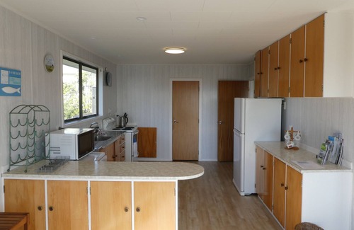 Waikanae House | Wonderful ocean-view holiday house 1 back from beach