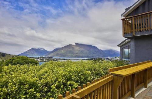 Queenstown House | Wonderful on Woodlands - Family friendly home