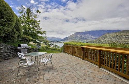 Queenstown House | Wonderful on Woodlands - Family friendly home