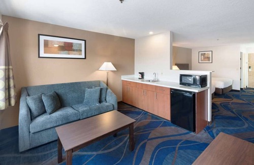 Tri-Cities House | Wonderful Place To Stay! 2 Units w/Kitchen, Free Parking On-Site!