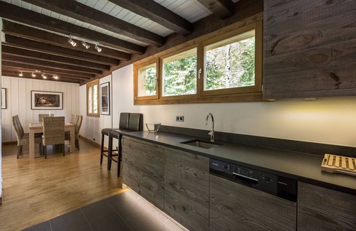 Les Houches Ski Chalet | Wonderful private chalet with a beautiful garden and outdoor hot tub.