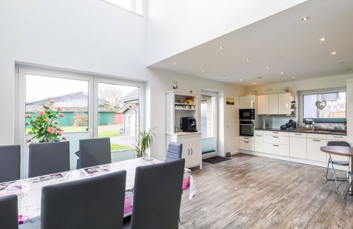 Wanna House | Wonderful private villa for 10 guests with WIFI, hot tub, TV, patio and parking