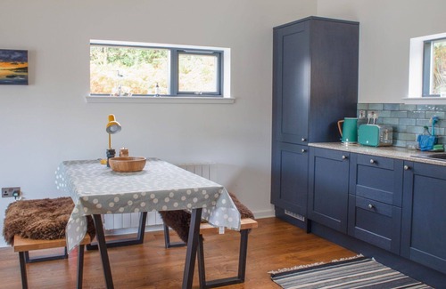 Breakish House | Wonderful private villa for 2 guests with WIFI, TV, terrace and pets allowed