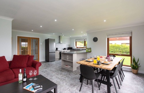 Drumnadrochit Villa | Wonderful private villa for 8 people with WIFI, TV, pets allowed and panoramic view