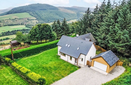 Drumnadrochit Villa | Wonderful private villa for 8 people with WIFI, TV, pets allowed and panoramic view