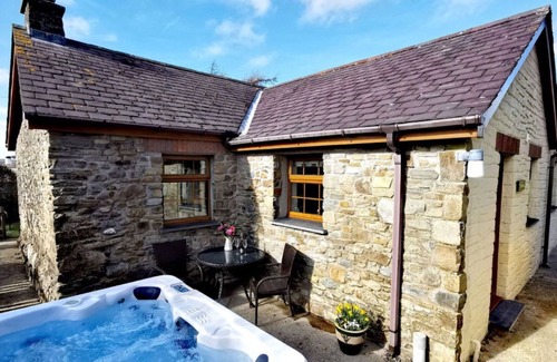 Lampeter House | Wonderful private villa for 4 people with TV, patio and parking