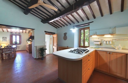 Paciano Villa | Wonderful private villa with hot tub, WIFI, private pool, TV, balcony, pets allowed and parking
