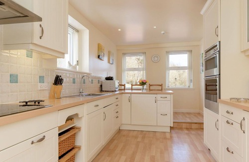 Maybole Villa | Wonderful private villa for 8 guests with TV, patio, pets allowed, panoramic view and parking