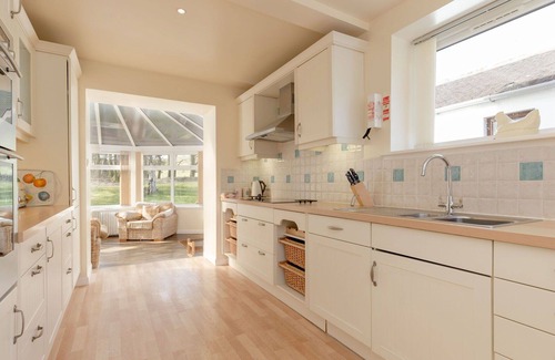 Maybole Villa | Wonderful private villa for 8 guests with TV, patio, pets allowed, panoramic view and parking