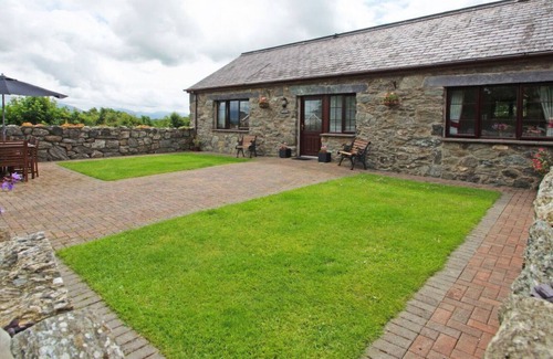 Gaerwen House | Wonderful private villa for 6 people with WIFI, TV, patio, pets allowed and parking