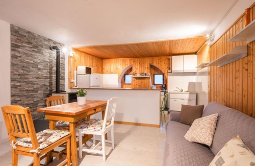 Armeno House | Wonderful private villa for 4 people with WIFI, TV, patio, pets allowed and parking