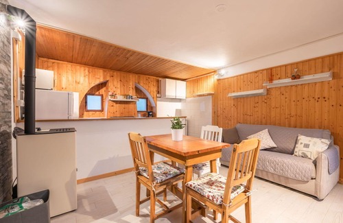 Armeno House | Wonderful private villa for 4 people with WIFI, TV, patio, pets allowed and parking