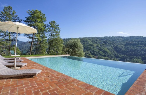 Pescia Villa | Wonderful private villa with hot tub, private pool, WIFI, TV, patio, pets allowed and parking