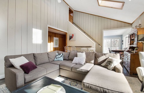 West Dover House | Wonderful Retreat! HotTub Rec Room Firepit Garden Fireplace!
