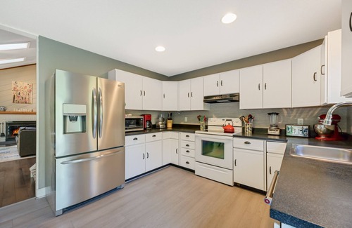 West Dover House | Wonderful Retreat! HotTub Rec Room Firepit Garden Fireplace!