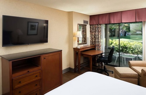Redding Resort | Wonderful Stay! Pool, Parking Pets Allowed, Near Turtle Bay Exploration Park!