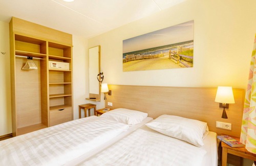 Ouddorp House | Wonderful villa for 4 people with WIFI, pool, TV, terrace and parking