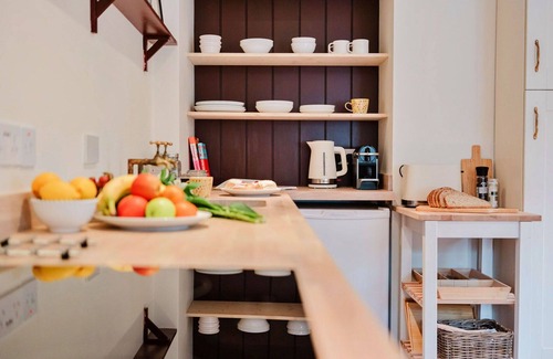 Painswick House | Wonderful villa for 2 people with WIFI, pets allowed and parking