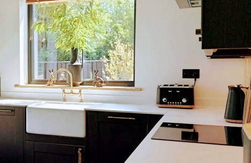 Howlett End House | Wonderful villa for 4 guests with WIFI, TV, terrace and parking