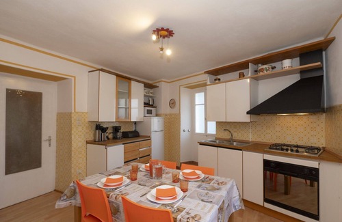 Comero House | Wonderful villa for 4 guests with WIFI, TV, balcony and pets allowed