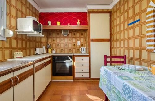 Les Deveses House | Wonderful villa for 8 guests with WIFI, TV, patio, pets allowed and parking