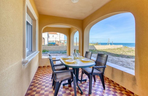 Les Deveses House | Wonderful villa for 8 guests with WIFI, TV, patio, pets allowed and parking
