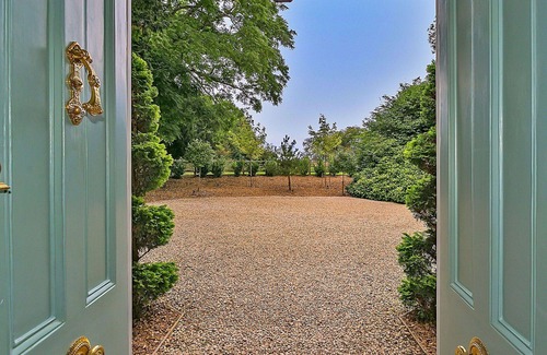 Yardley Gobion House | Wonderful villa for 17 guests with WIFI, hot tub, terrace, pets allowed and parking