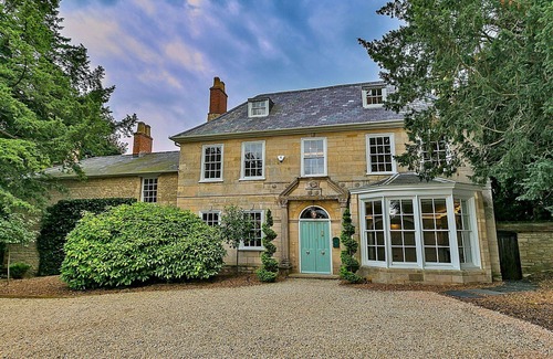 Yardley Gobion House | Wonderful villa for 17 guests with WIFI, hot tub, terrace, pets allowed and parking