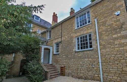 Yardley Gobion House | Wonderful villa for 17 guests with WIFI, hot tub, terrace, pets allowed and parking