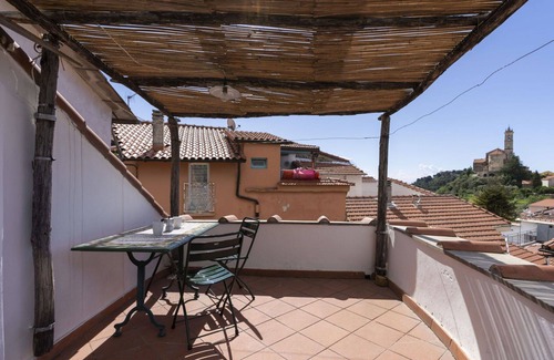 Castellaro House | Wonderful villa for 3 people with WIFI, TV, terrace, pets allowed, panoramic view and parking