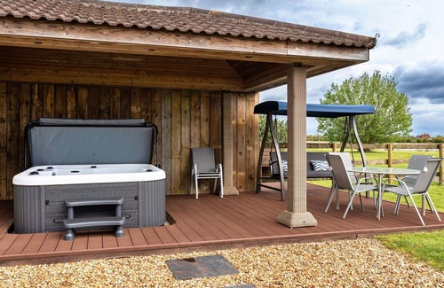 Lympsham House | Wonderful villa for 12 guests with WIFI, hot tub, terrace and pets allowed
