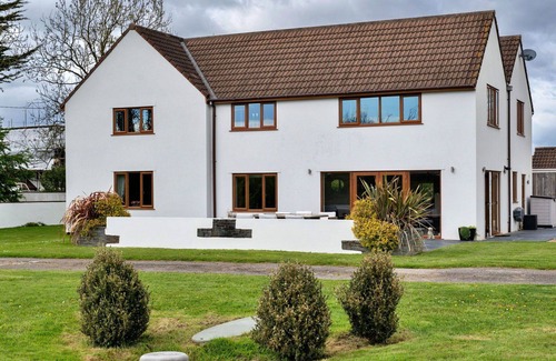 Lympsham House | Wonderful villa for 12 guests with WIFI, hot tub, terrace and pets allowed