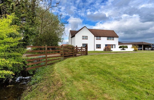 Lympsham House | Wonderful villa for 12 guests with WIFI, hot tub, terrace and pets allowed