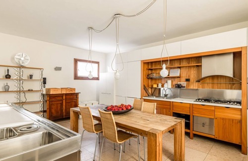 Sant'Agostino Apartment | Wonderful villa of 350sqm of space positioned on two levels with 500mt of SHARED garden.It accommodates 6 people, with three bedrooms (each with a private en suite bathroom) and a single armchair in the living roomTwo ASSIGNED parking spaces, present ins