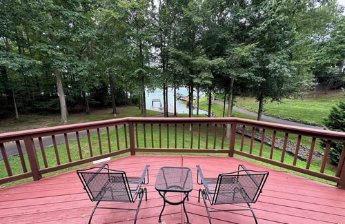 Mineral House | Wonderful waterfront getaway on Lake Anna's public side!
