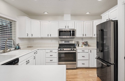 Troutdale House | Wonderfully Updated, Pet Friendly, Open Layout, Pool Table, BBQ, Next to Edgefield Golf and Concerts