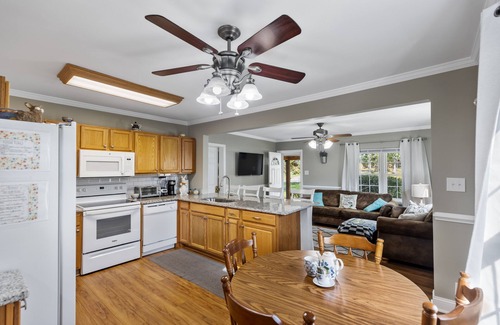 Cleveland House | Wonderland Cottage Cleveland near Lee University/OCI BEST LOCATION Amazing