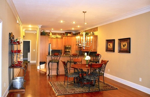 Young Harris Villa | Wonderland for Water Afficionados. Free Wi-Fi, Parking, 1 Dog Free
