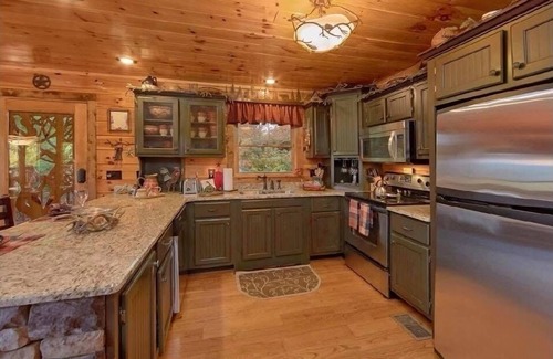 Gatlinburg - Pigeon Forge Cabin | WONDROUS VIEWS! Luxury Dream Cabin! 5 Mins to Town! Hot Tub! Media & Game Rooms!