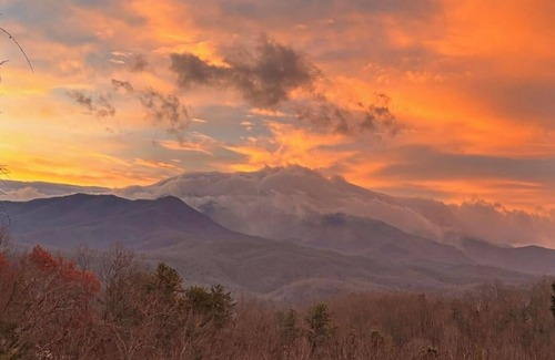 Gatlinburg - Pigeon Forge Cabin | WONDROUS VIEWS! Luxury Dream Cabin! 5 Mins to Town! Hot Tub! Media & Game Rooms!