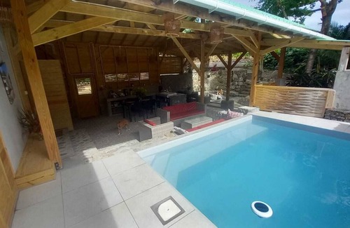 La Plaine House | Wood and stone bungalow with swimming pool
