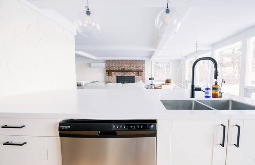 Conquerall Bank House | Wood-Fired Sauna, Sleeps 8 – Private Waterfront!