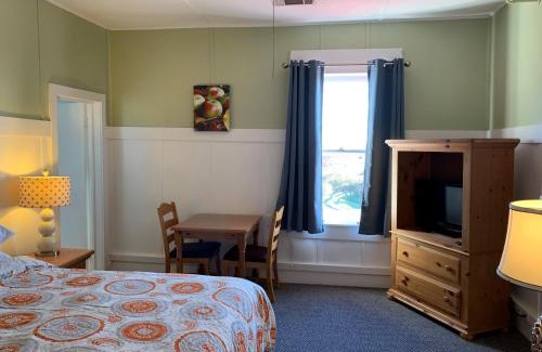 Jasper Hotel | Woodbridge Inn & Tavern