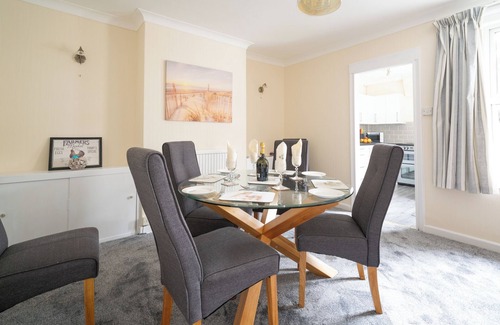 Bembridge House | Woodclose, Lovely 3 Bedroom 2 Bathroom Holiday Home Close To Beach And Amenities