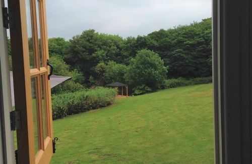 Mylor Churchtown Cabin | Woodcutter's Hide, get away from it all and enjoy a romantic, rural experience.