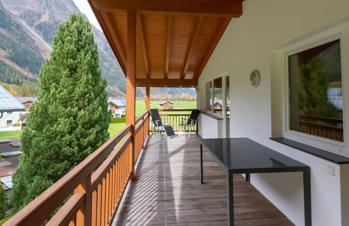 Huben Apartment | Wooded Apartment in Längenfeld with a great view