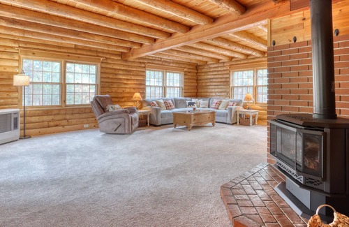 La Pine Cabin | Wooded family-friendly home near trails w/WiFi, 2 decks, hot tub, washer/dryer